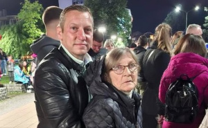 Dirljiv prizor u Srbiji: Sin držao nepokretnu majku da bi mogla da pozdravi studente