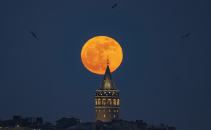 Nestvarno lijepo: Pun mjesec nad Galata kulom izgleda kao iz bajke
