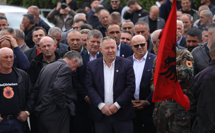 Haos, dim i napetost u Prištini: Nakon protesta veterana, otkazana konferencija haške istražiteljice