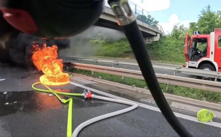 Vatrogasci gasili požar na šleperu: Na snimku se čula eksplozija