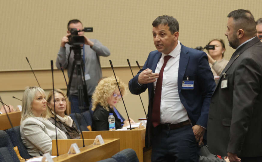 Burno u NSRS: Vukanović tražio odgovor ko mu je zapalio automobil, Stevandić mu oduzeo riječ