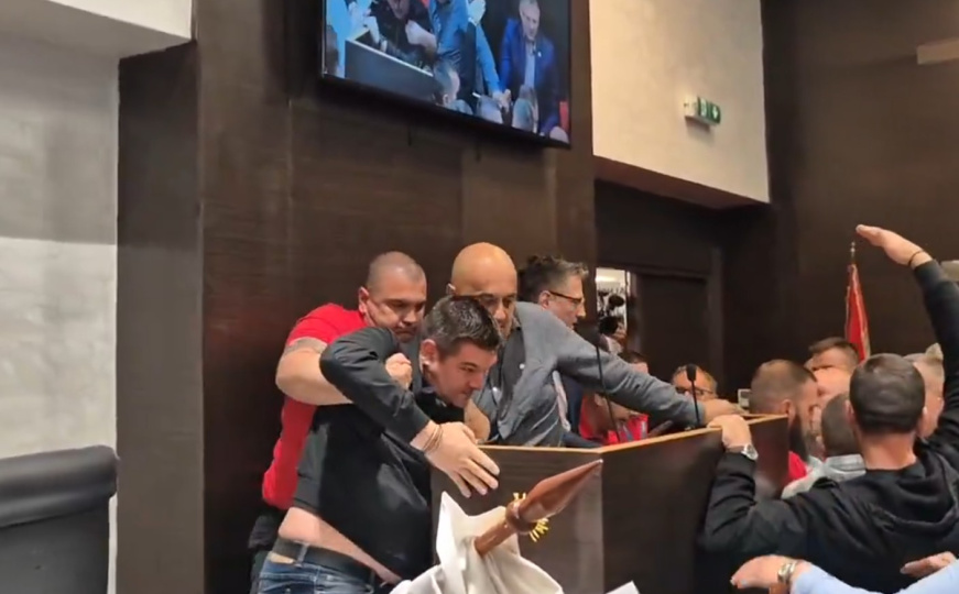 Fizički sukob na sjednici Skupštine opštine Kraljevo: Opozicija se sukobila s osiguranjem