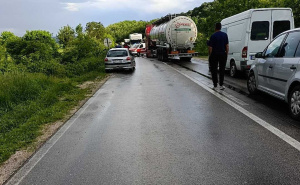 Sudar kamiona i automobila u BiH: Jedna osoba povrijeđena, potpuno obustavljen saobraćaj