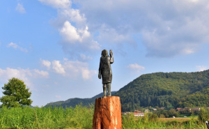 Policija pokrenula istragu: Nestala brončana statua Melanie Trump u Sloveniji