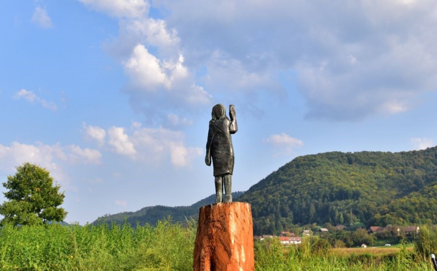 Policija pokrenula istragu: Nestala brončana statua Melanie Trump u Sloveniji