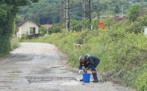 Samo u BiH: Radnik kanticom od pavlake izbacuje vodu iz rupe koju treba asfaltirati