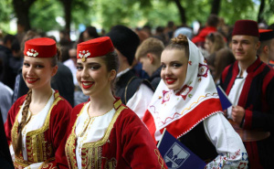 Novo Sarajevo danas slavi: Narodne nošnje i osmijesi - pogledajte defile na Vilsonovom