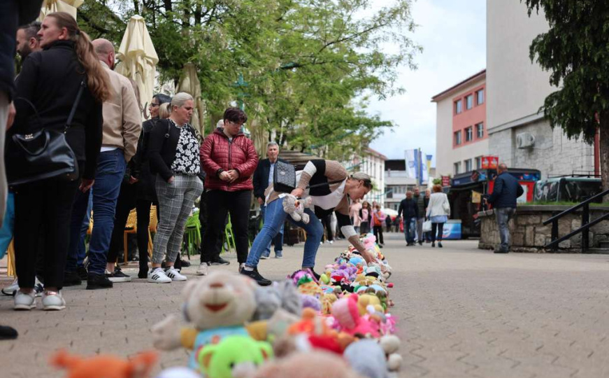 Bihać u tišini odao počast ubijenoj djeci Prijedora: Plišane igračke kao glasovi nepravde