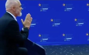 Neobična gesta Edija Rame: Dočekao Girogiu Meloni na koljenima