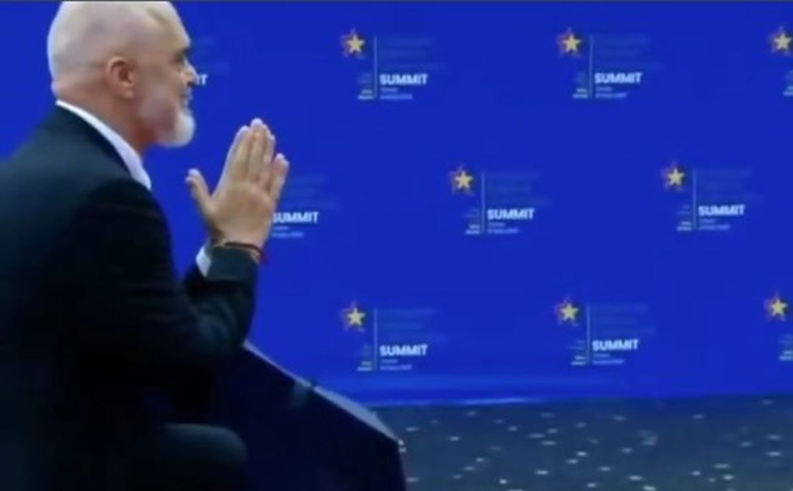 Neobična gesta Edija Rame: Dočekao Girogiu Meloni na koljenima