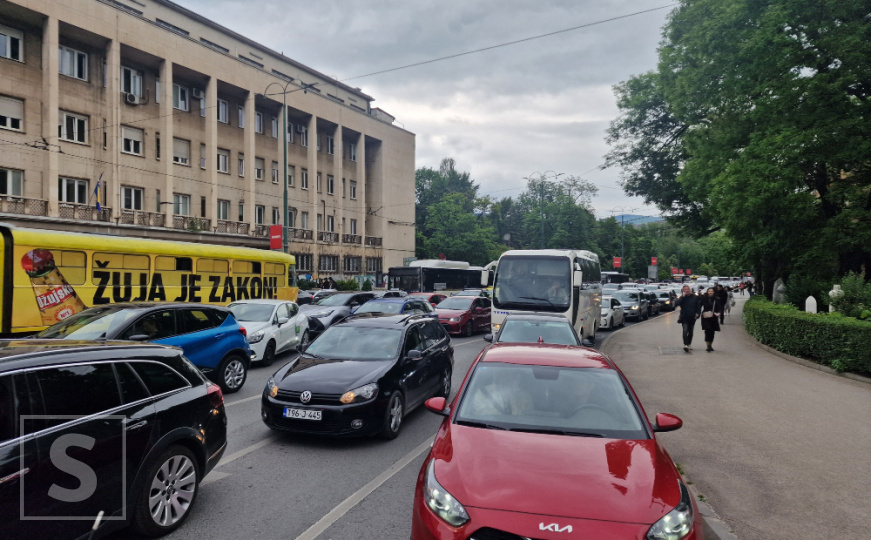 Saobraćajni kolaps u Sarajevu: Formirane kolone, sve trake zakrčene