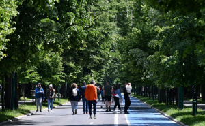 Subota na Vilsu: Sarajke i Sarajlije uživaju u šetnji dok se sunce bori sa oblacima