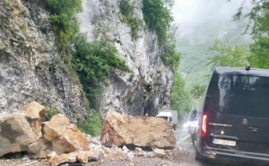 Obilne padavine pogodile susjedstvo, odroni paralisali put: "Samo što nismo udarili u stijenu"