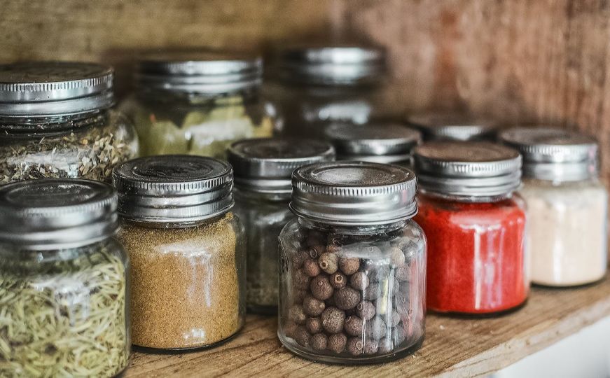 Ovaj proizvod nikada ne čuvajte u staklenoj posudi: Potpuno ćete pokvariti okus hrane