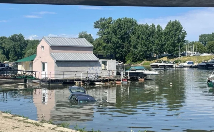 Mladić i djevojka u Srbiji sletjeli automobilom u Savu: Vozač umjesto u rikverc, ubacio u prvu