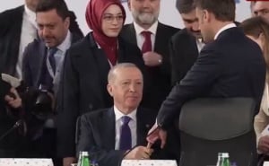 Snimak o kojem bruji internet: Erdogan uhvatio Macrona za srednji prst i - ne pušta
