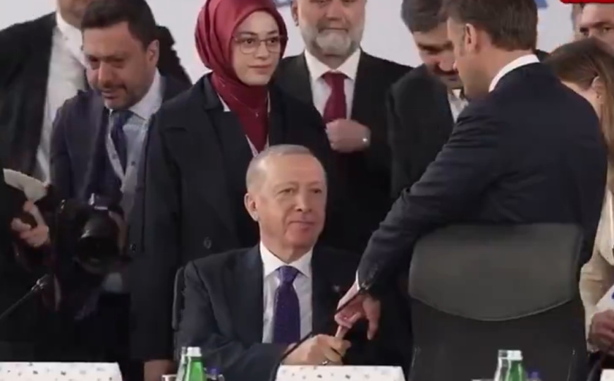 Snimak o kojem bruji internet: Erdogan uhvatio Macrona za srednji prst i - ne pušta