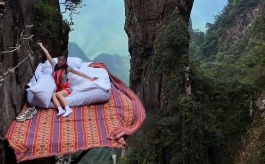 Zastrašujuća atrakcija u Kini: Da li biste se usudili spavati viseći iznad litice visoke 90 metara?