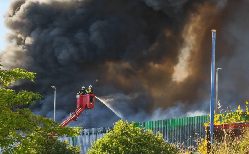 Veliki požar kod Splita: Gori skladište trgovačkog lanca, čule se eksplozije, širi se gusti dim