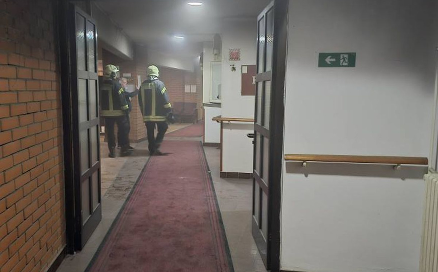Požar u Penzionerskom domu u BiH: Uposleni s vatrogascima spašavali korisnike