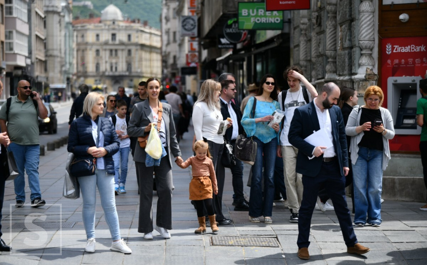 Ulični ritam Sarajeva: Sunce, šetnja i proljetna atmosfera