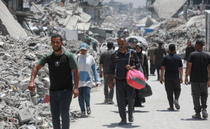 Stotine palestinskih porodica napustile Khan Younis usred intenzivnih izraelskih zračnih napada