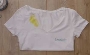 Kako ukloniti mrlje od kreme za sunčanje? Trik koji garantuje rezultat