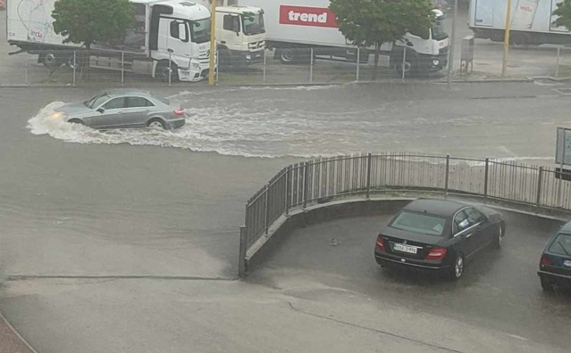 Nevrijeme i danas u BiH: Za kratko vrijeme pala ogromna količina kiše, poplavljene ulice