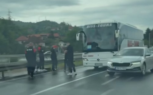 U blizini Tešnja: Autobus sa nogometašima Čelika doživio saobraćajnu nesreću
