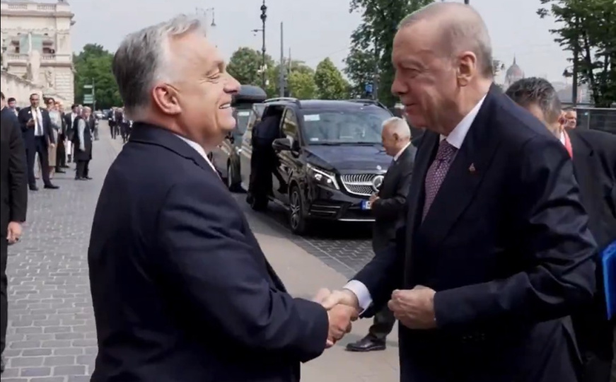 Neobičan gest Orbana: Mađarski premijer Erdogana dočekao pozdravom "Selam alejkum". Pogledajte