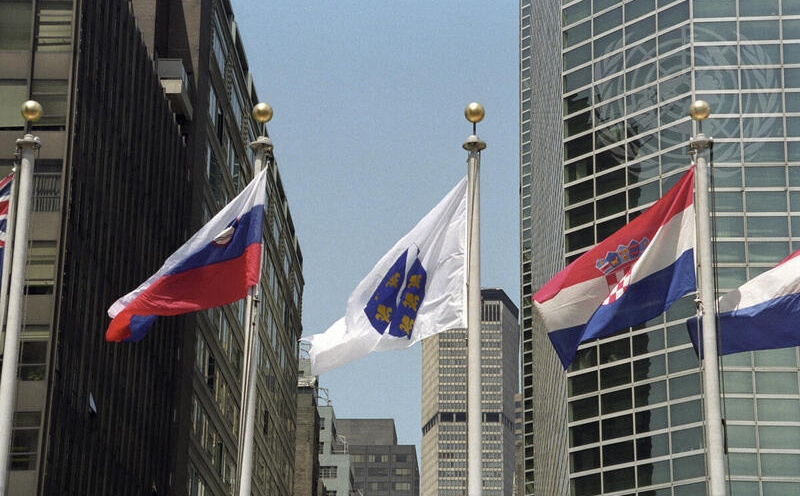 Modra boja na bijelome platnu: Zastava s ljiljanima ispred UN-a dala je 1992. krila Armiji RBiH