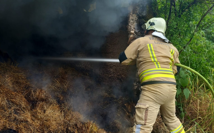 Uslijed snažnog nevremena: Grom zapalio štalu u Bosni i Hercegovini