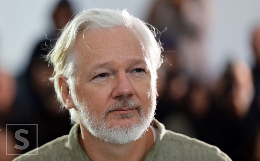 Julian Assange došao u Cannes u majici sa imenima ubijene djece: "Zaustavite Izrael"
