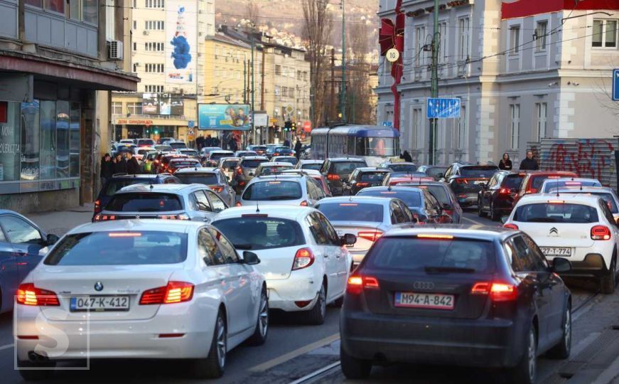 Vozači, oprez: Nove kamere u Sarajevu - bilježe nepropisno parkiranje na autobuskim stajalištima