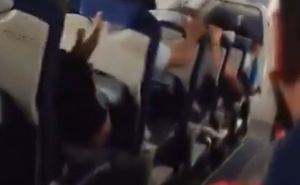 Pogledajte dramu na letu iz Indije: Avion završio sa rupom na nosu, putnici vrištali u strahu