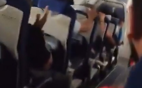 Pogledajte dramu na letu iz Indije: Avion završio sa rupom na nosu, putnici vrištali u strahu