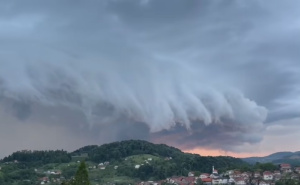 Nebo se smračilo: Opasna oluja zahvatila dio BiH, skela pala na cestu