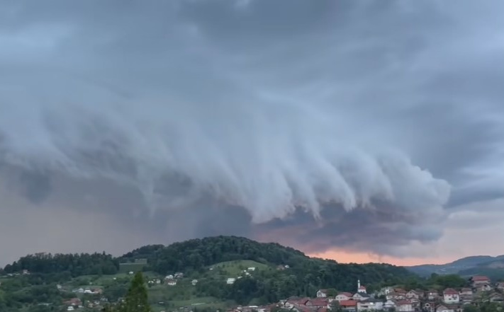 Nebo se smračilo: Opasna oluja zahvatila dio BiH, skela pala na cestu
