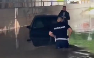 Heroji u plavom: Policajci u Boegradu spasili muškarca iz poplavljenog automobila