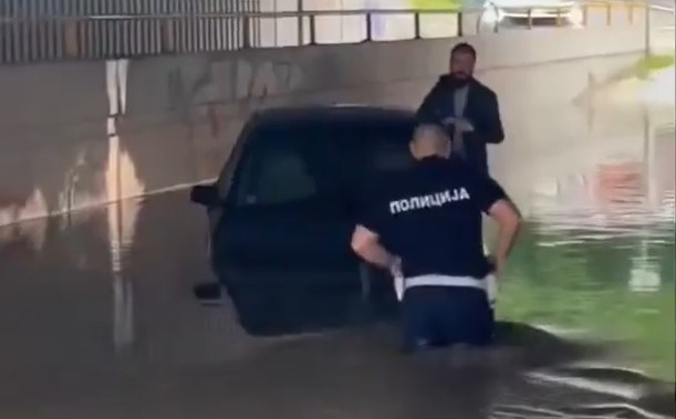 Heroji u plavom: Policajci u Boegradu spasili muškarca iz poplavljenog automobila