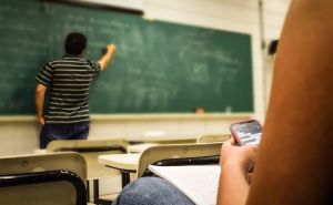 Sramotan incident u BiH: Nastavnik napadnut na školskom času, roditelj ga uhvatio za vrat i prijetio