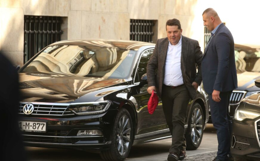 Sumnjive nabavke u RS: Automobili za skupštinu od firme povezane sa Stevandićevim savjetnikom