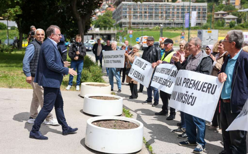 Kraj agonije: Penzioneri 'Zraka' zahvalili Nikšiću i Lakiću na spašavanju firme