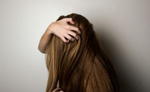 Stručnjak upozorava: Šampon za suho pranje kose ili tihi neprijatelj zdravog vlasišta?