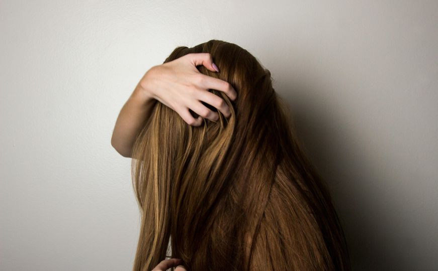 Stručnjak upozorava: Šampon za suho pranje kose ili tihi neprijatelj zdravog vlasišta?