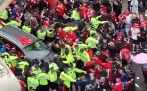 Tragedija u Liverpoolu: Automobil uletio među navijače tokom šampionske parade, više povrijeđenih