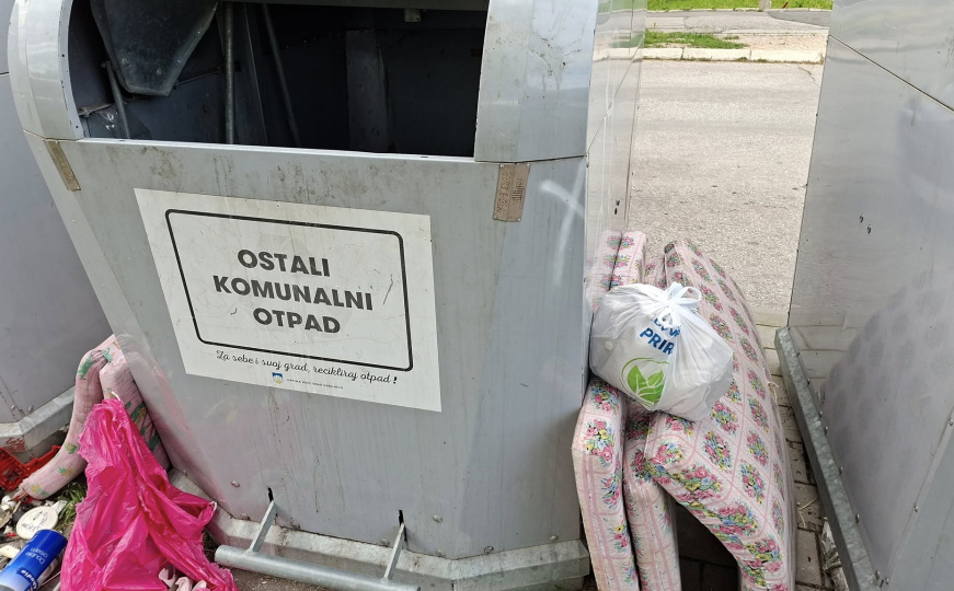 Prazni kontejneri, a otpad pobacan pored: 'I onda dižete halabuku da je Sarajevo prljavo'