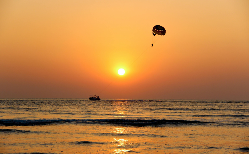 Tragedija u Budvi: Djevojka pala s visine od 50 metara tokom parasailinga i poginula