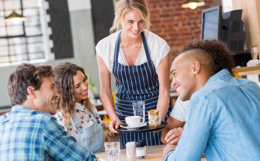 Psihologija ima odgovor na sve: Šta znači kada gost pomaže konobaru da pokupi tanjire sa stola?