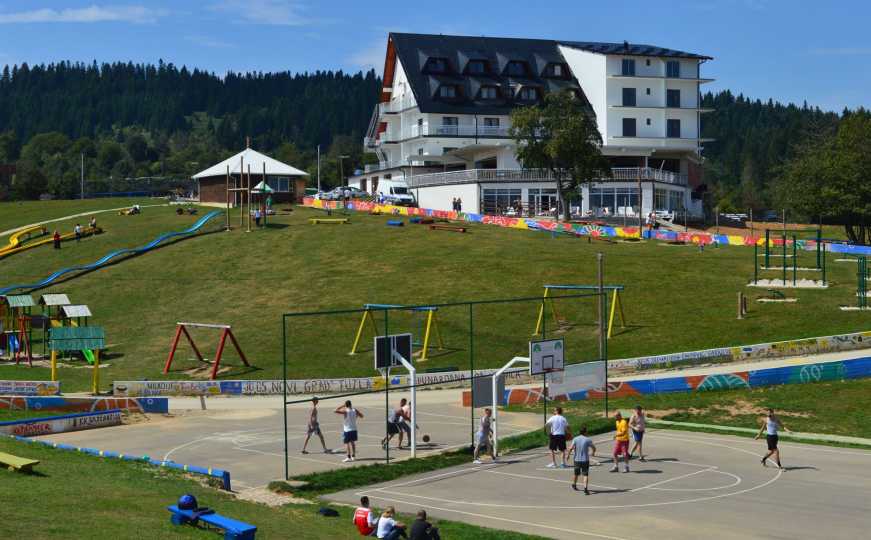 Nesreća u Ajdinovićima: Učenik teško povrijeđen nakon što je na njega pao gol